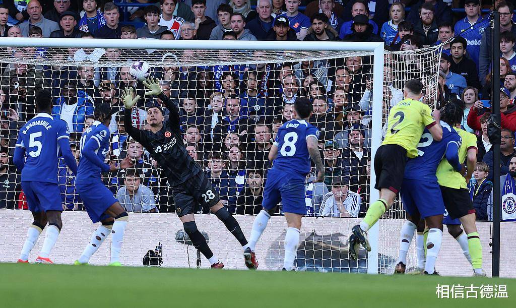 切尔西后防线稳固,阻止对手得分 切尔西后防线稳固,阻止对手得分