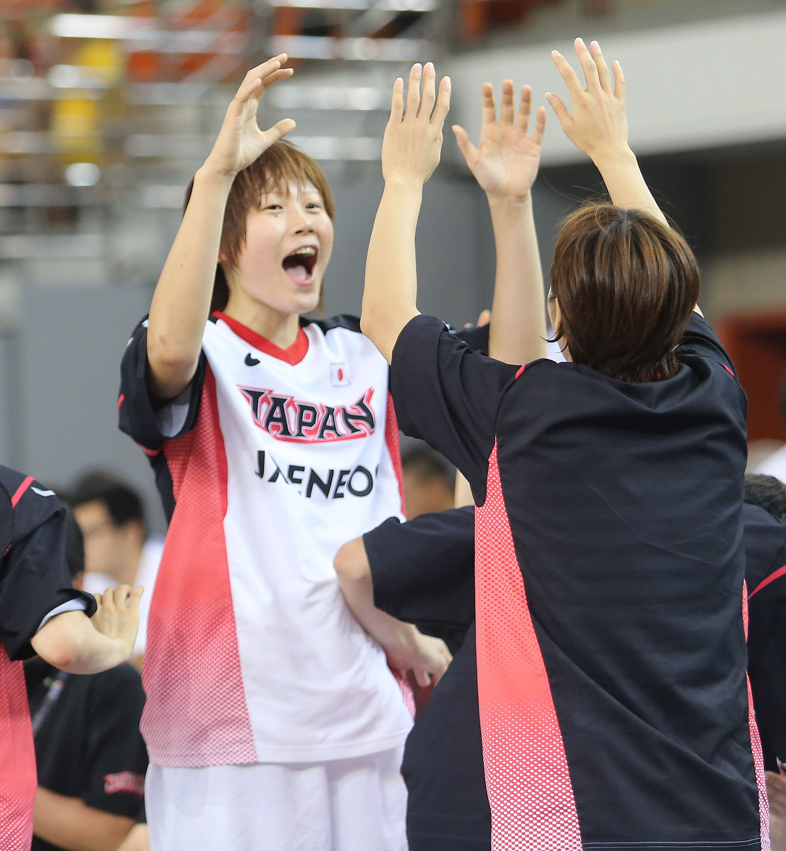 球员在比赛中面对强劲对手展现出了过硬实力 球员在比赛中面对强劲对手展现出了过硬实力