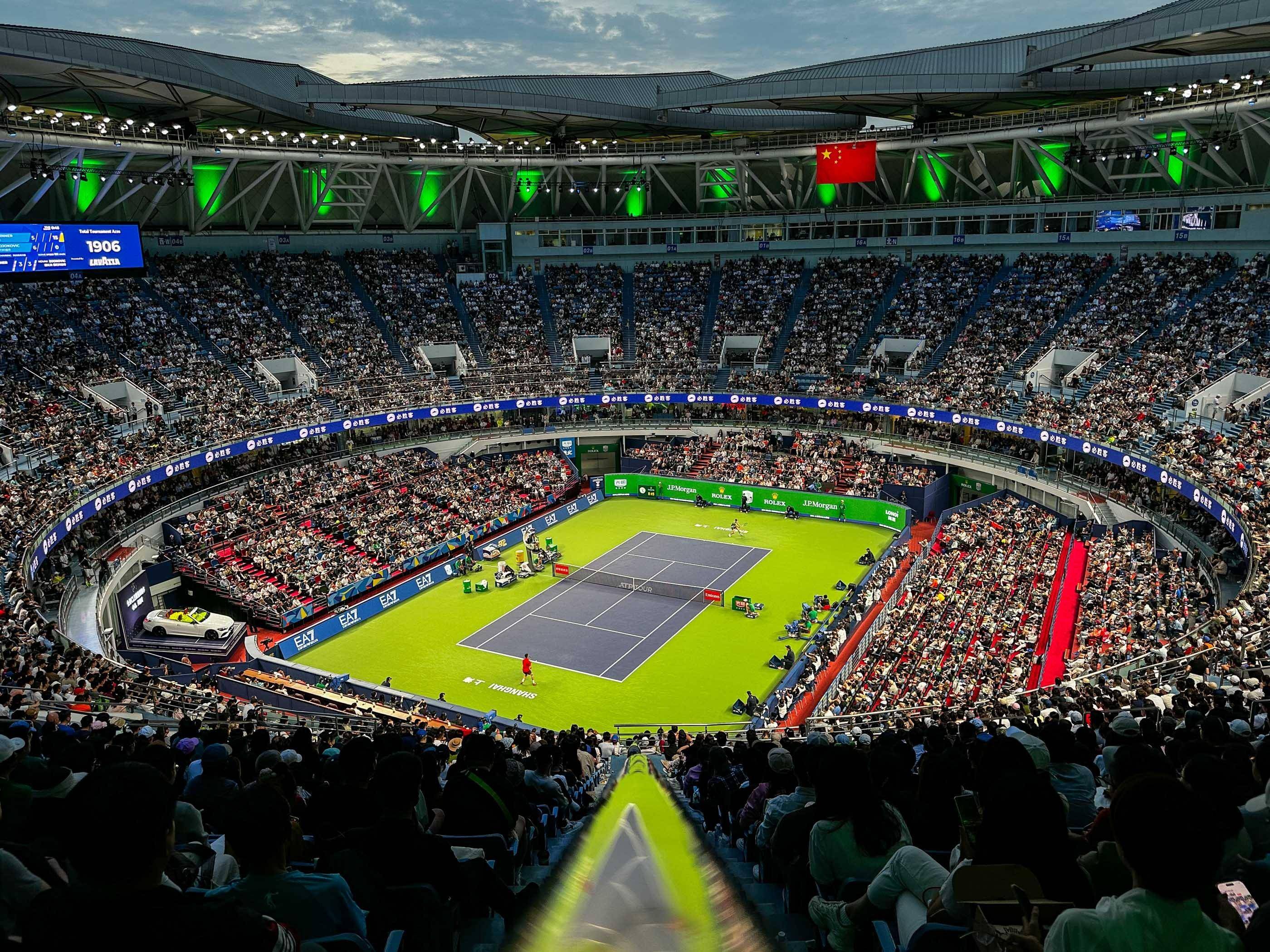 热门赛事掀起观赛狂潮,球场气氛火爆 热门赛事掀起观赛狂潮,球场气氛火爆