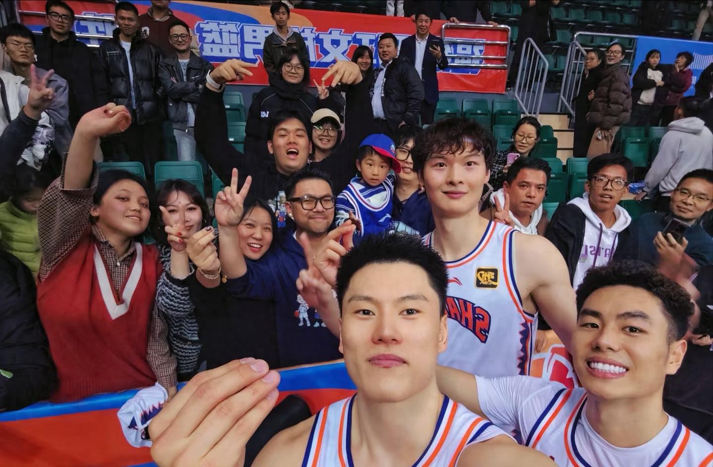 开云官网-重庆男篮士气高昂，连胜势不可挡