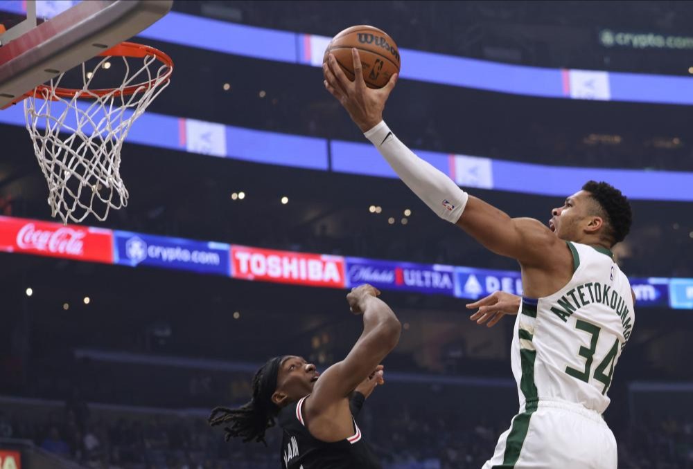 开云体育APP下载-雄鹿轻取尼克斯，字母哥扣篮high翻全场的简单介绍