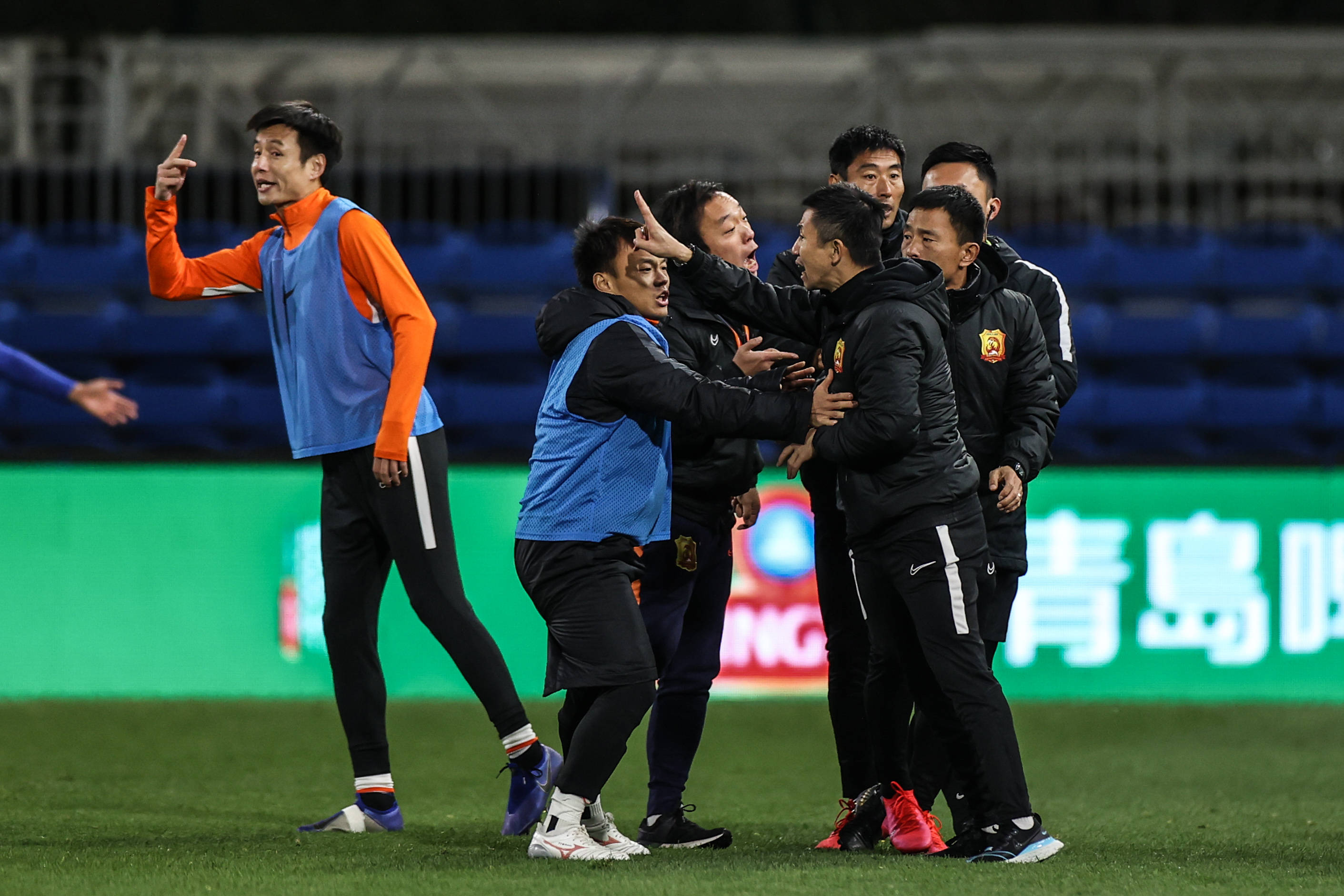 开云体育登录-青岛黄海战术出击，精诚团结夺得重要三分的简单介绍