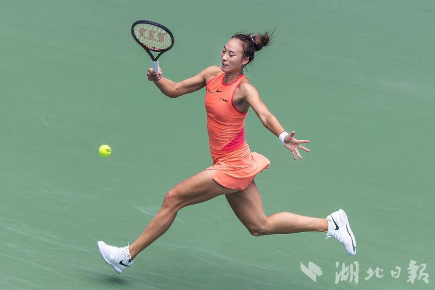 开云体育登录-球员斗志昂扬，精彩瞬间频频上演