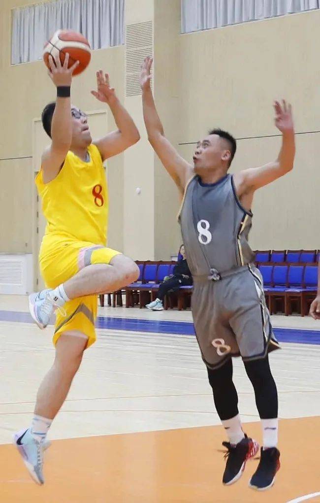 球员斗志昂扬,精彩瞬间频频上演 球员斗志昂扬,精彩瞬间频频上演