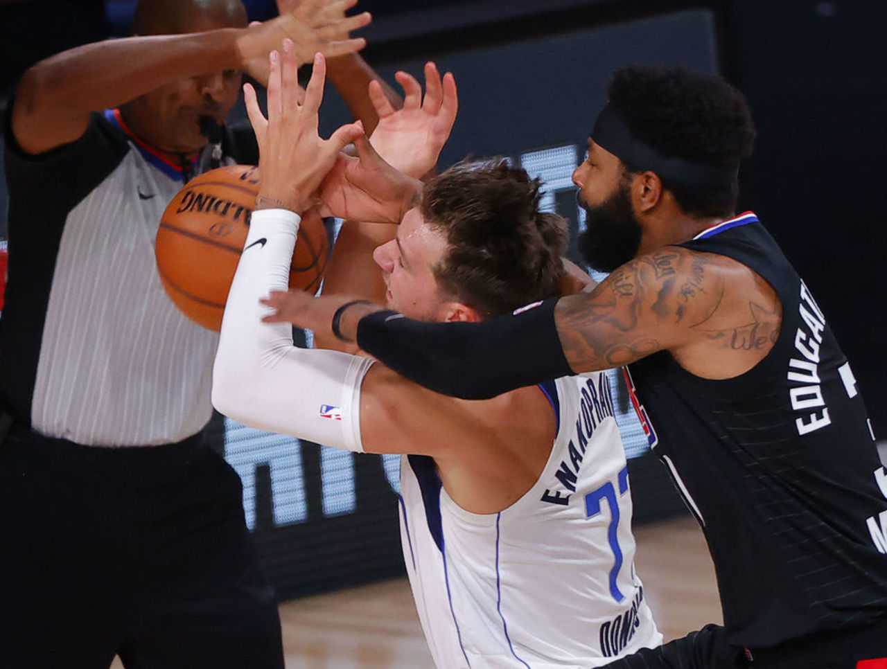 开云官网-小牛遭快船逆转，唐西奇表现出色