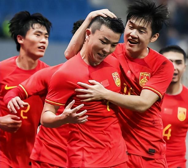 关于惊心动魄绝杀瞬间,球迷狂热庆祝胜利的信息 关于惊心动魄绝杀瞬间,球迷狂热庆祝胜利的信息