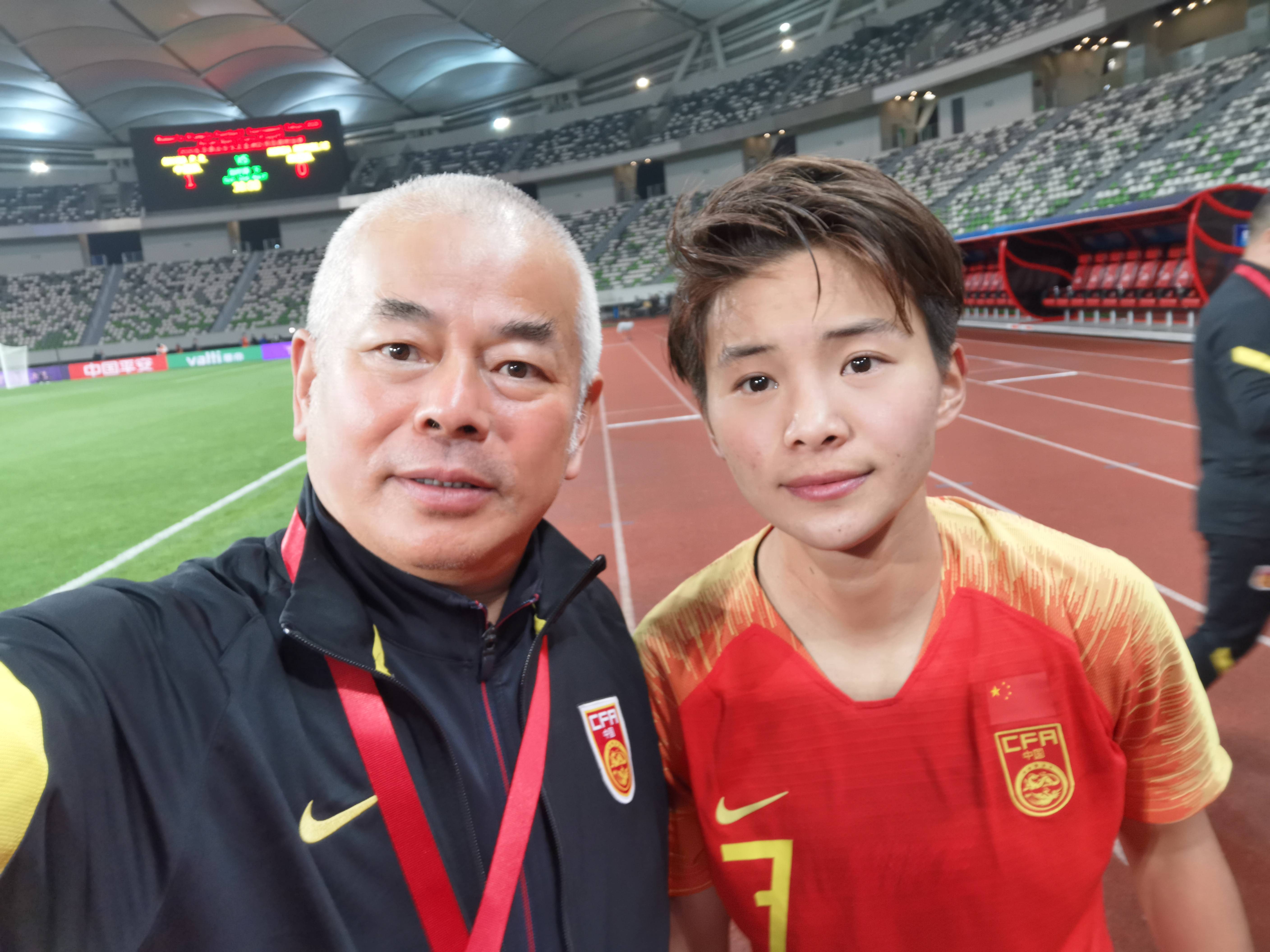 关于中国女足再度登上胜利之巅,球员们斗志昂扬的信息 关于中国女足再度登上胜利之巅,球员们斗志昂扬的信息