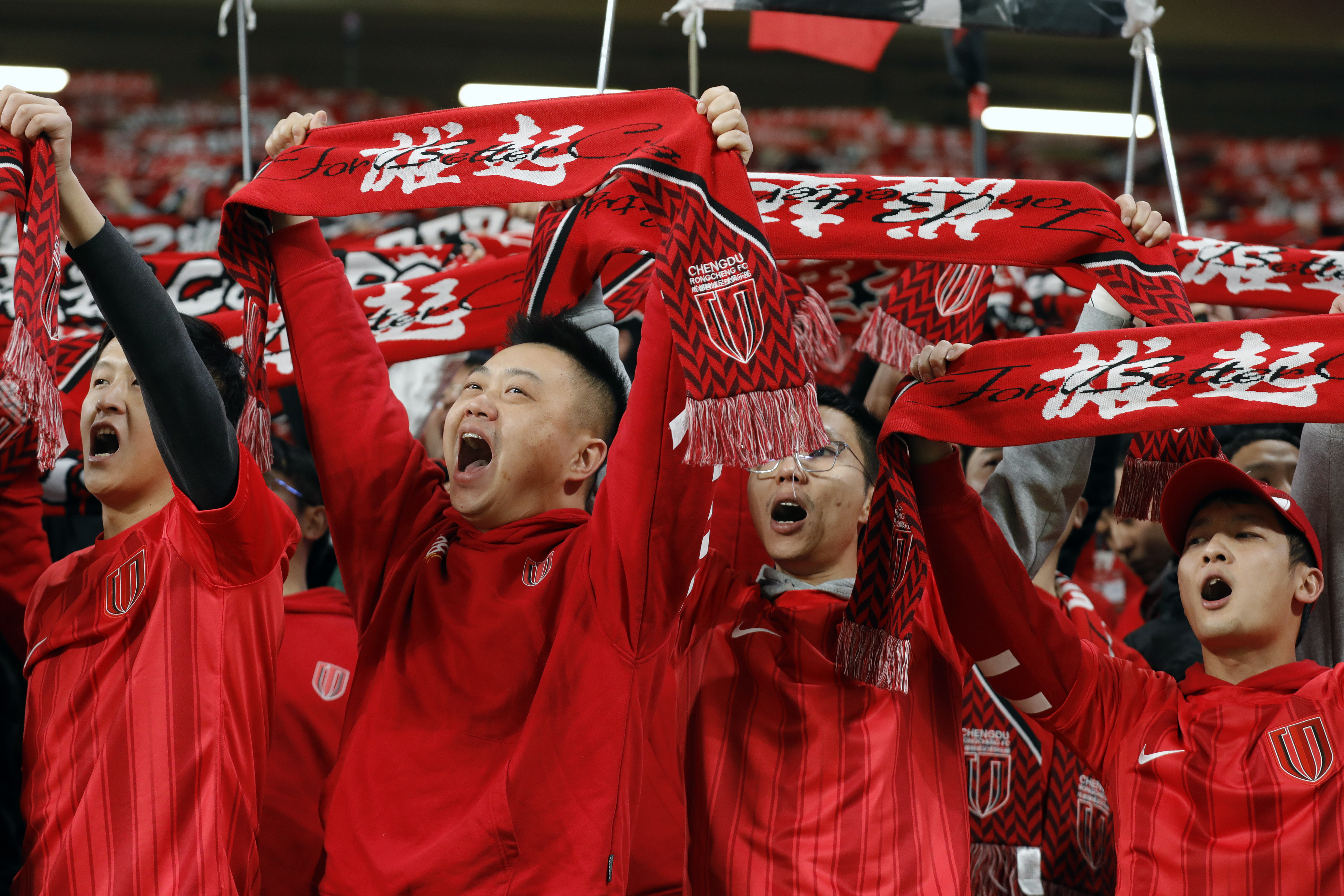 球队在足球比赛中展现了强大实力 球队在足球比赛中展现了强大实力