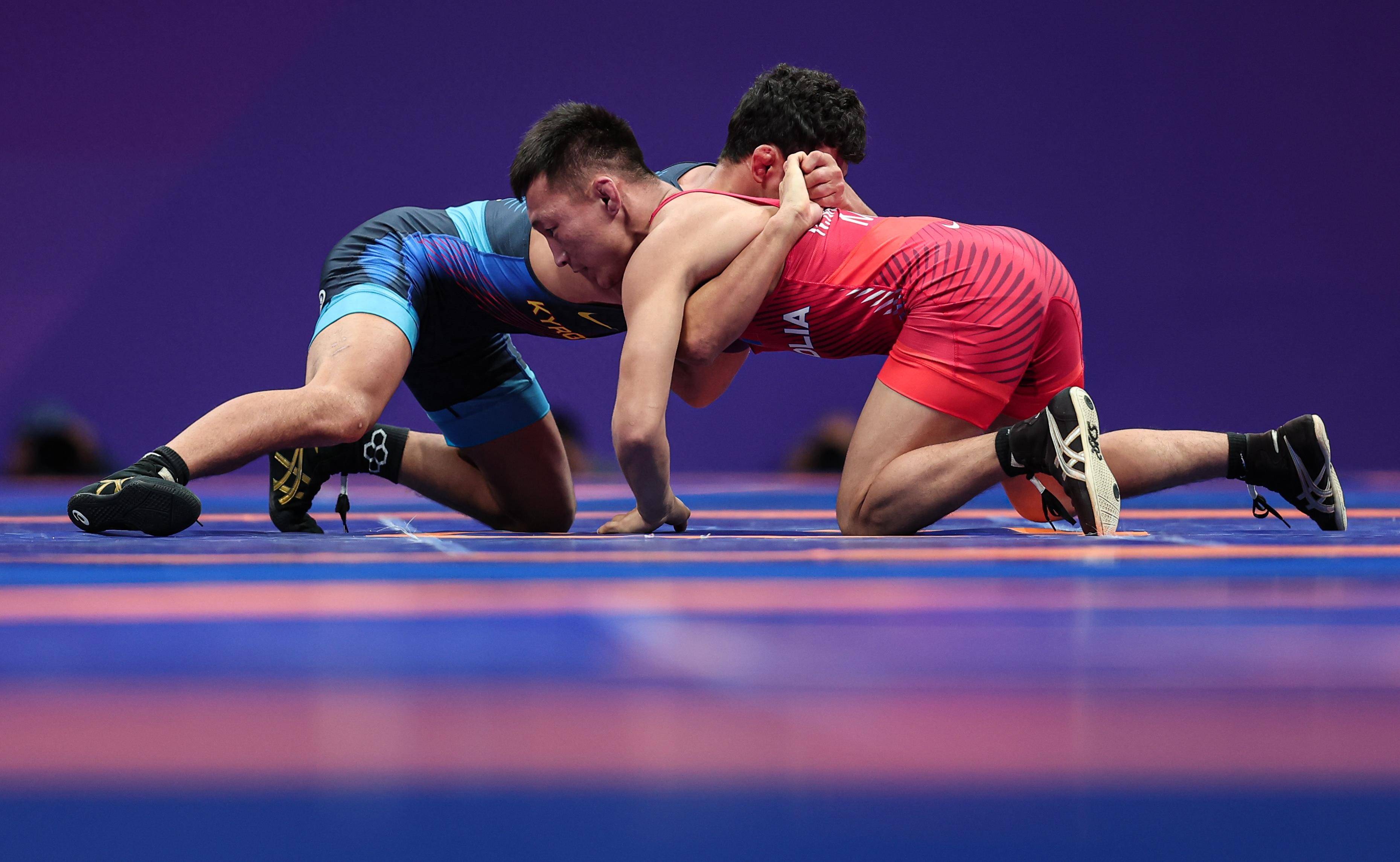 蒙古摔跤选手在激烈比拼中夺冠 蒙古摔跤选手在激烈比拼中夺冠