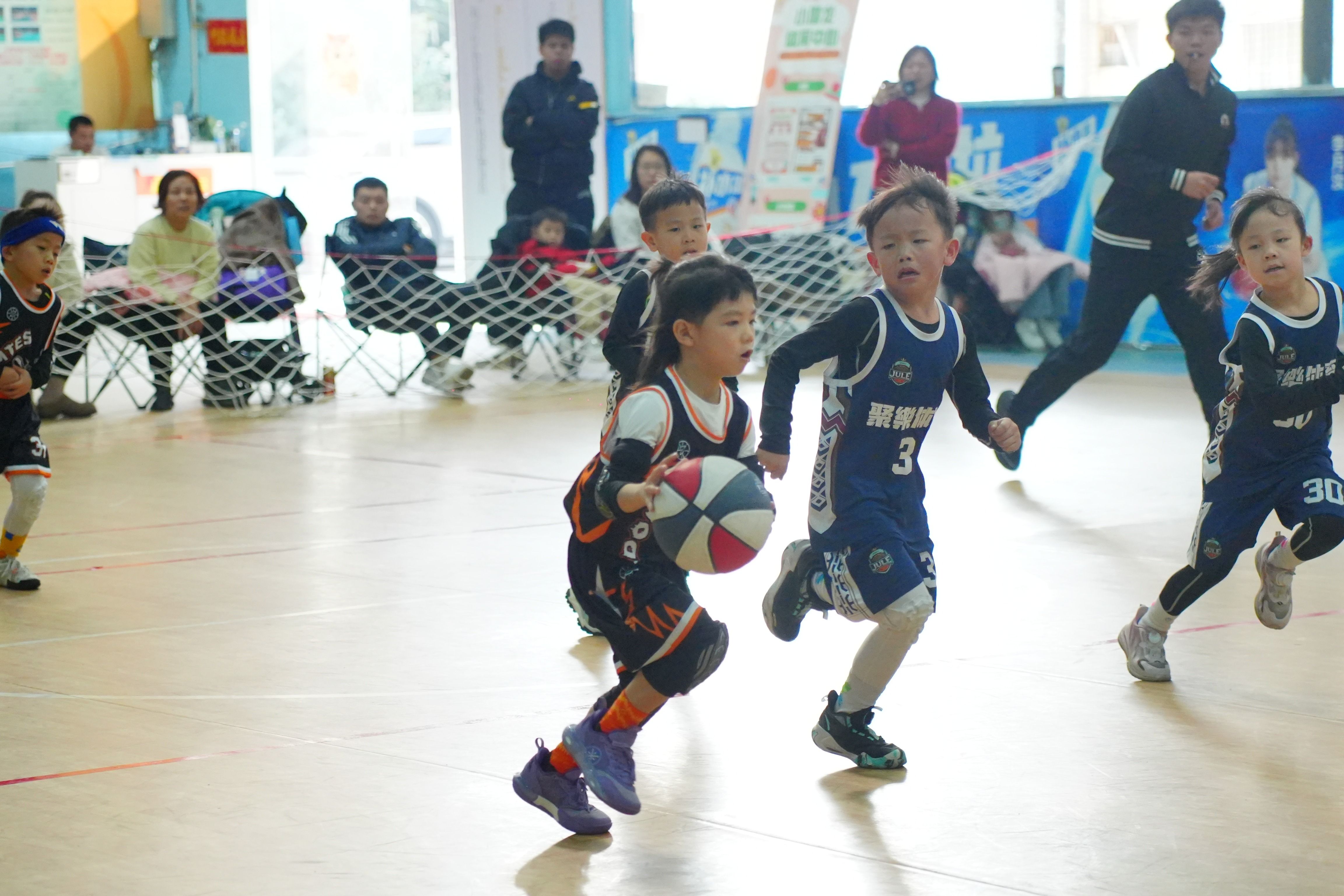 开云APP-激烈角逐！两支球队争夺最终胜利者