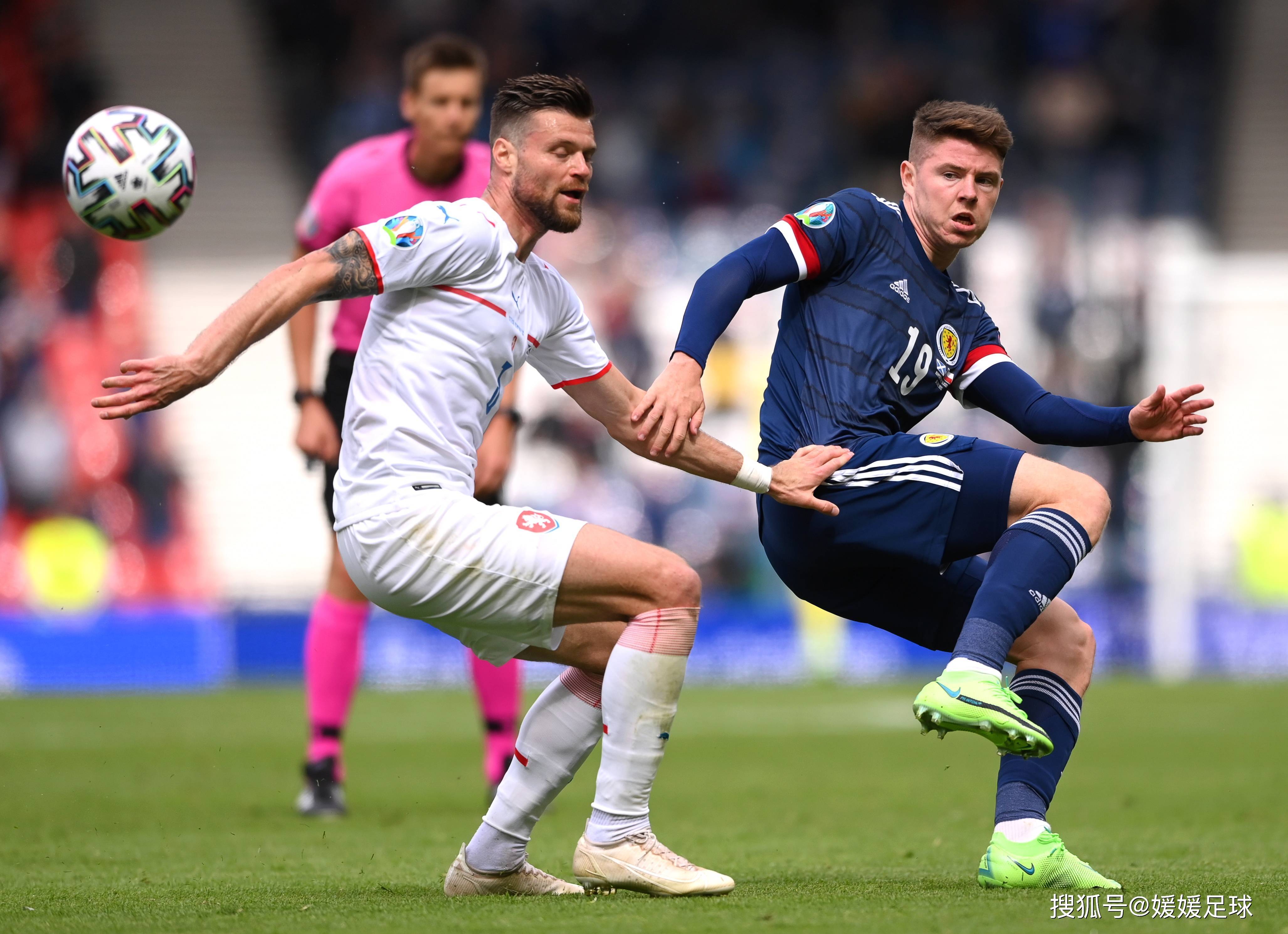 开云体育入口-精彩足球赛事中赛场点点滴滴