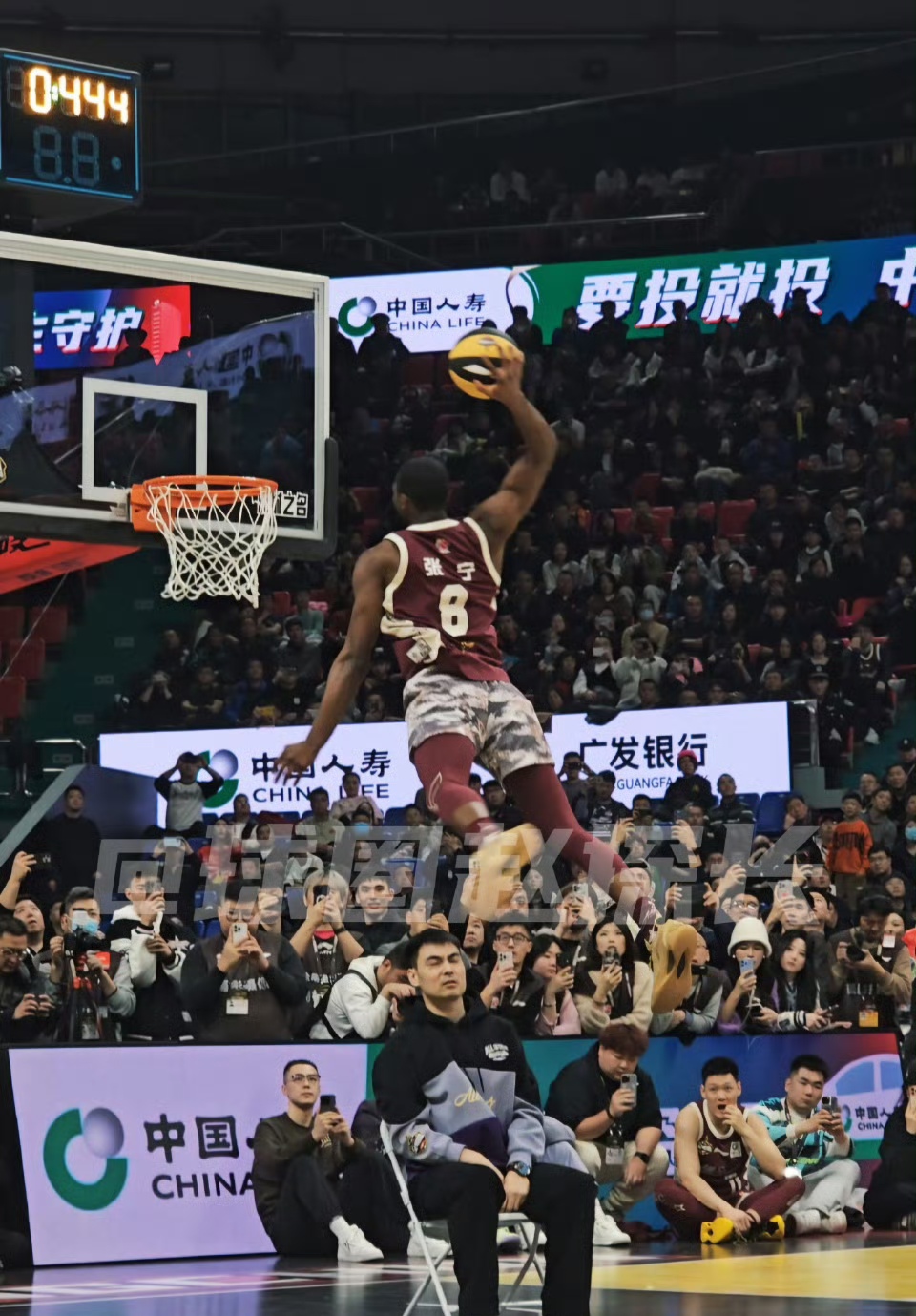 开云体育APP下载-精妙护框!球员在比赛中完成关键封盖