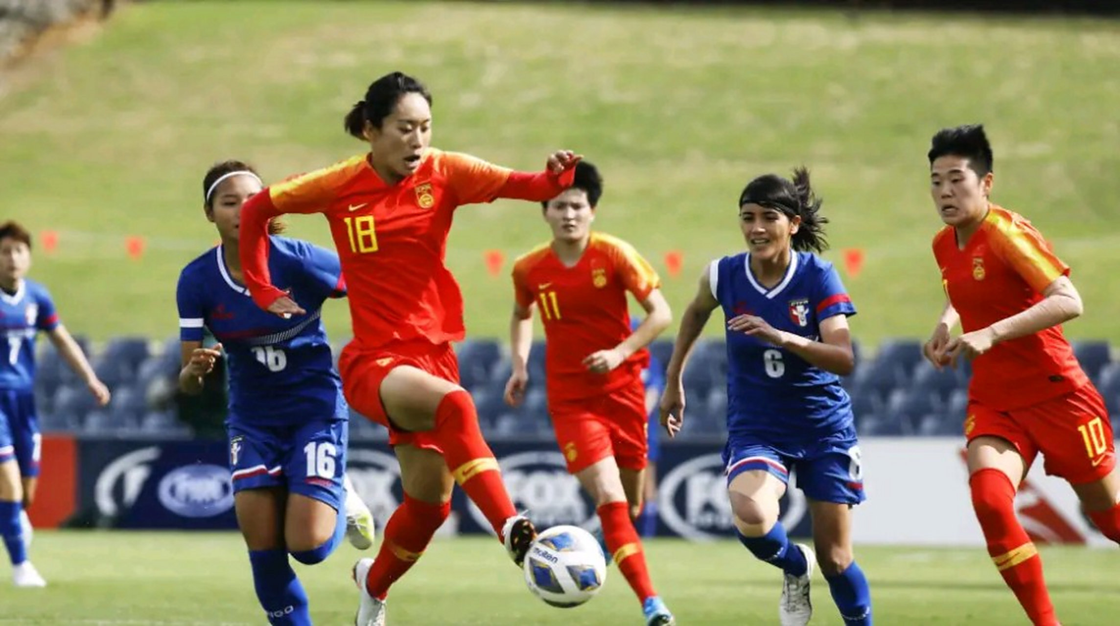 女足球队实力强大,多场比赛获胜 女足球队实力强大,多场比赛获胜