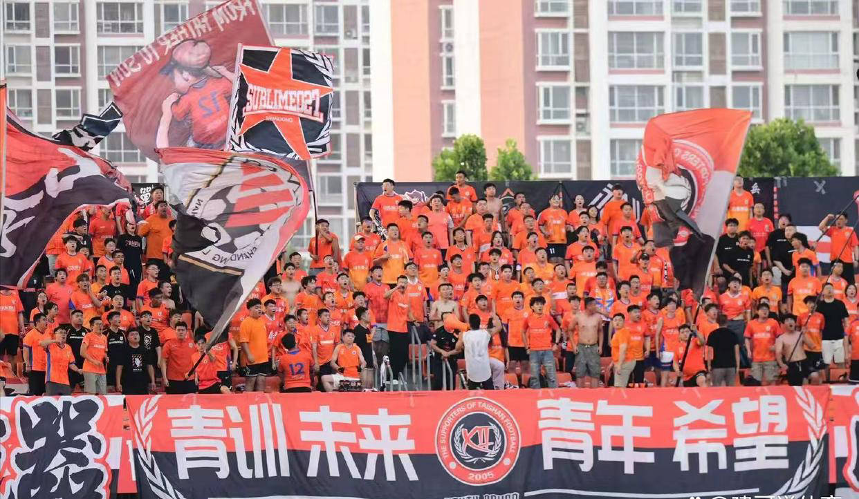 精彩对决拉开序幕,球迷热情忘我的简单介绍 精彩对决拉开序幕,球迷热情忘我的简单介绍