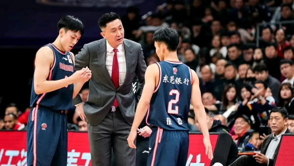 球队经理紧张备战,希望能赢得比赛 球队经理紧张备战,希望能赢得比赛