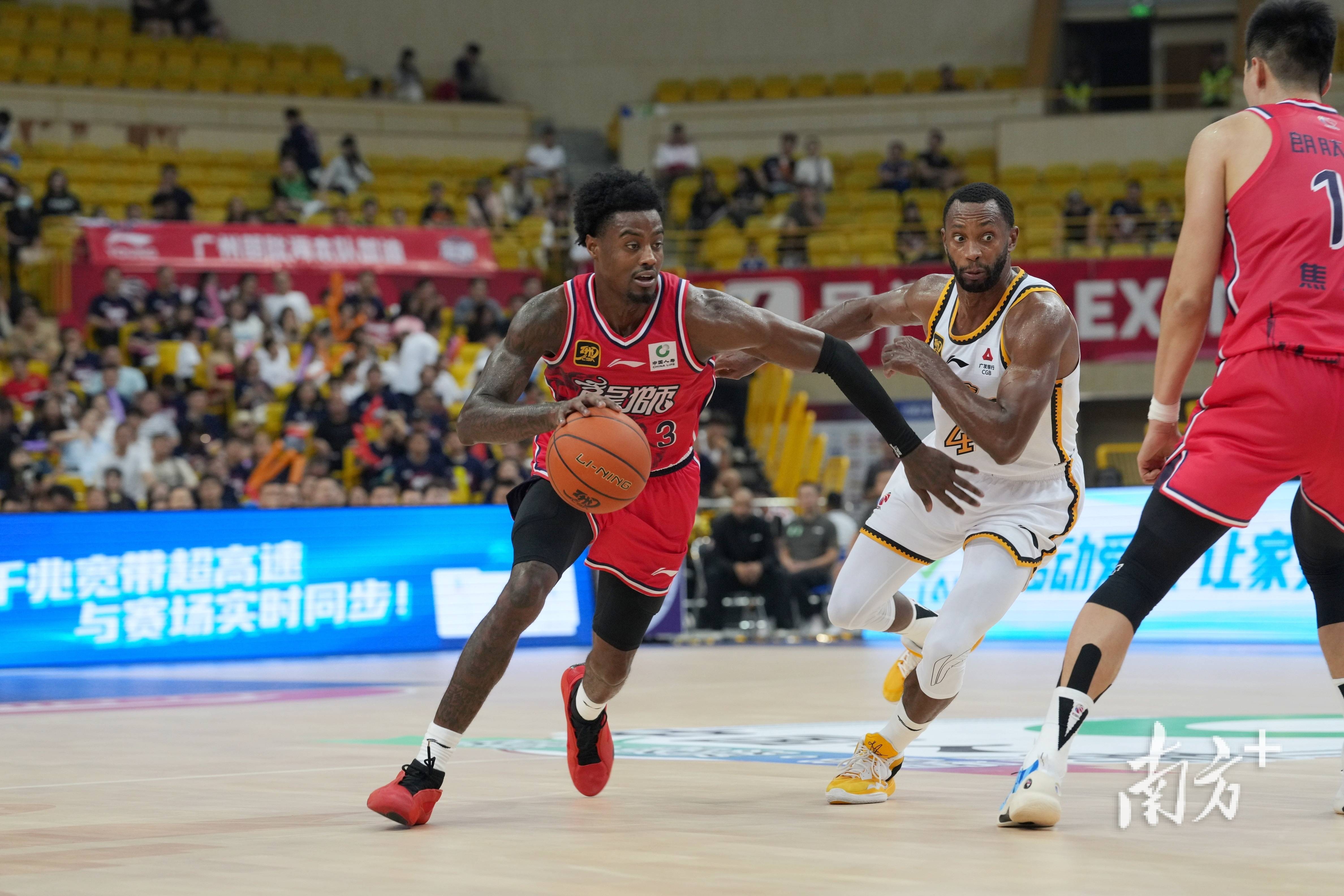 广东不敌新疆,首轮遭遇两连败 广东不敌新疆,首轮遭遇两连败