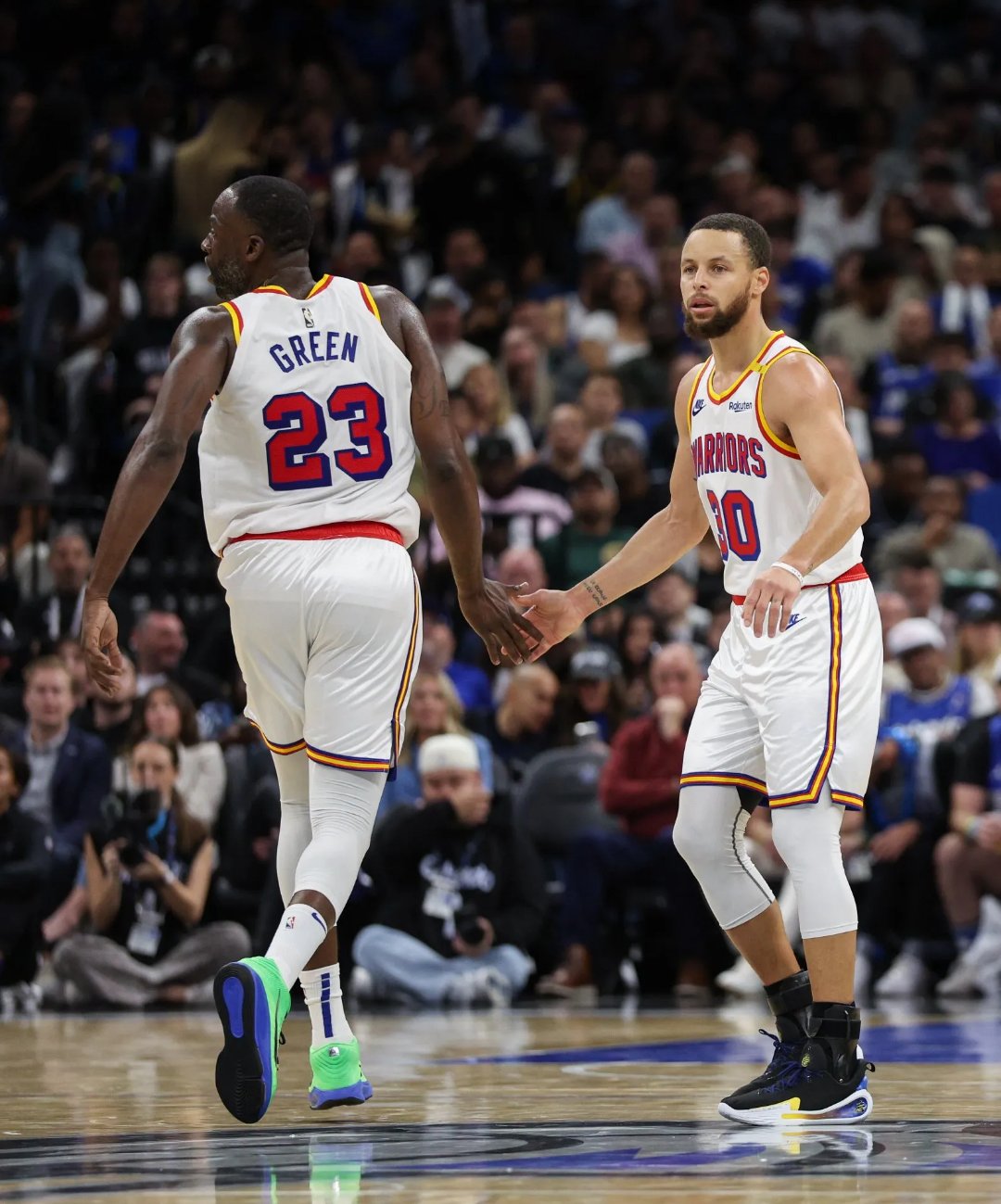 开云下载-勇士逆袭封狼，库里得三分球