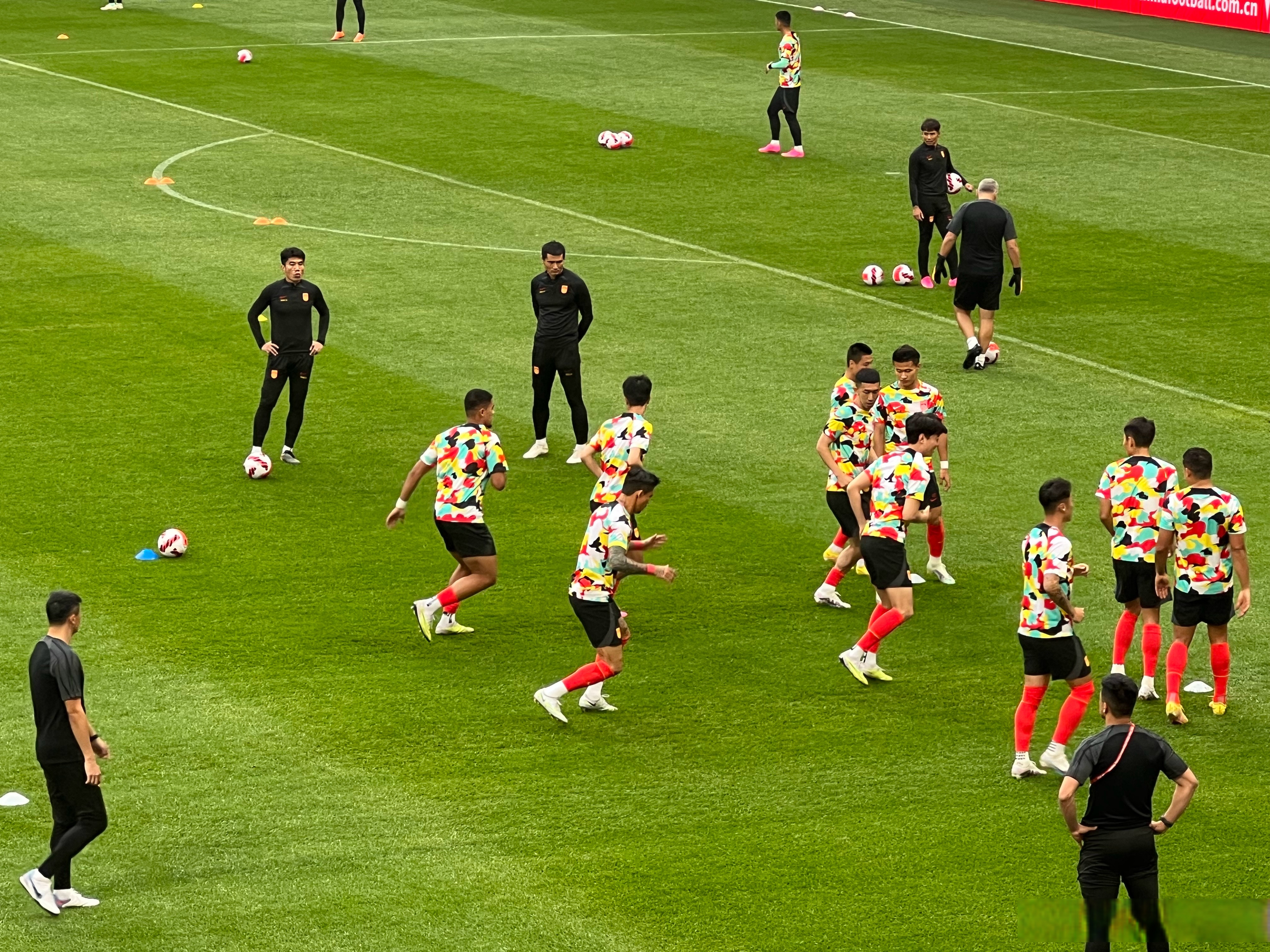 开云体育官网-角逐激烈！足球比赛场上抢眼表现