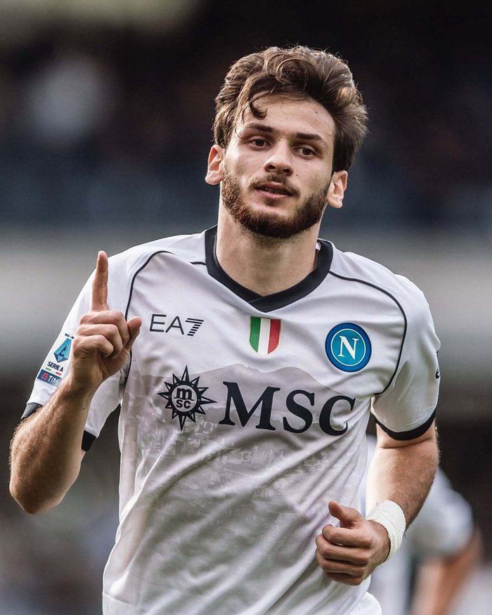 德甲争冠战之夜，克瓦拉茨赫利亚打出生涯之夜