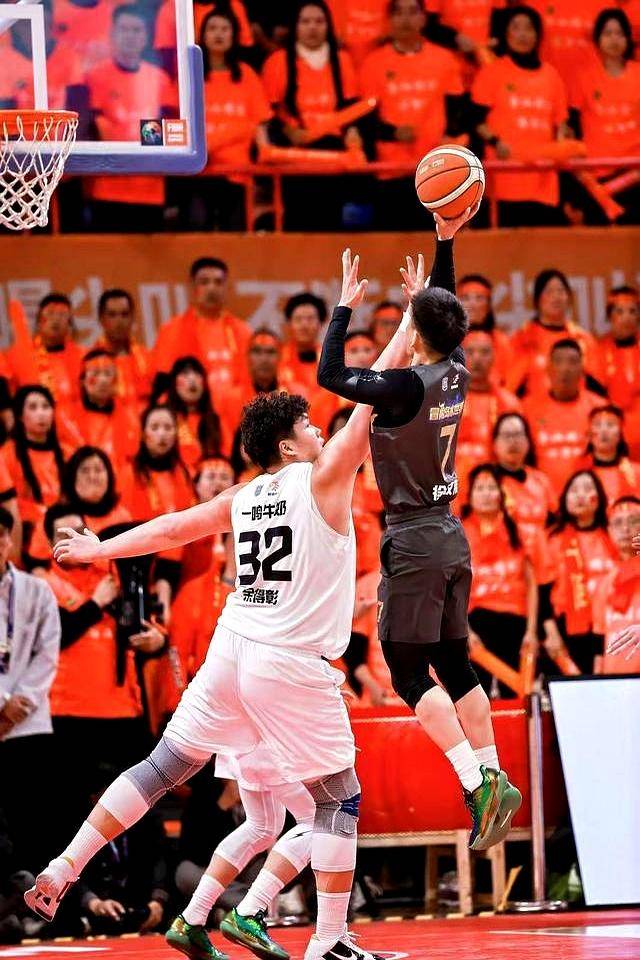 开云体育下载-浙江队对阵马刺，戈贝尔统治全场