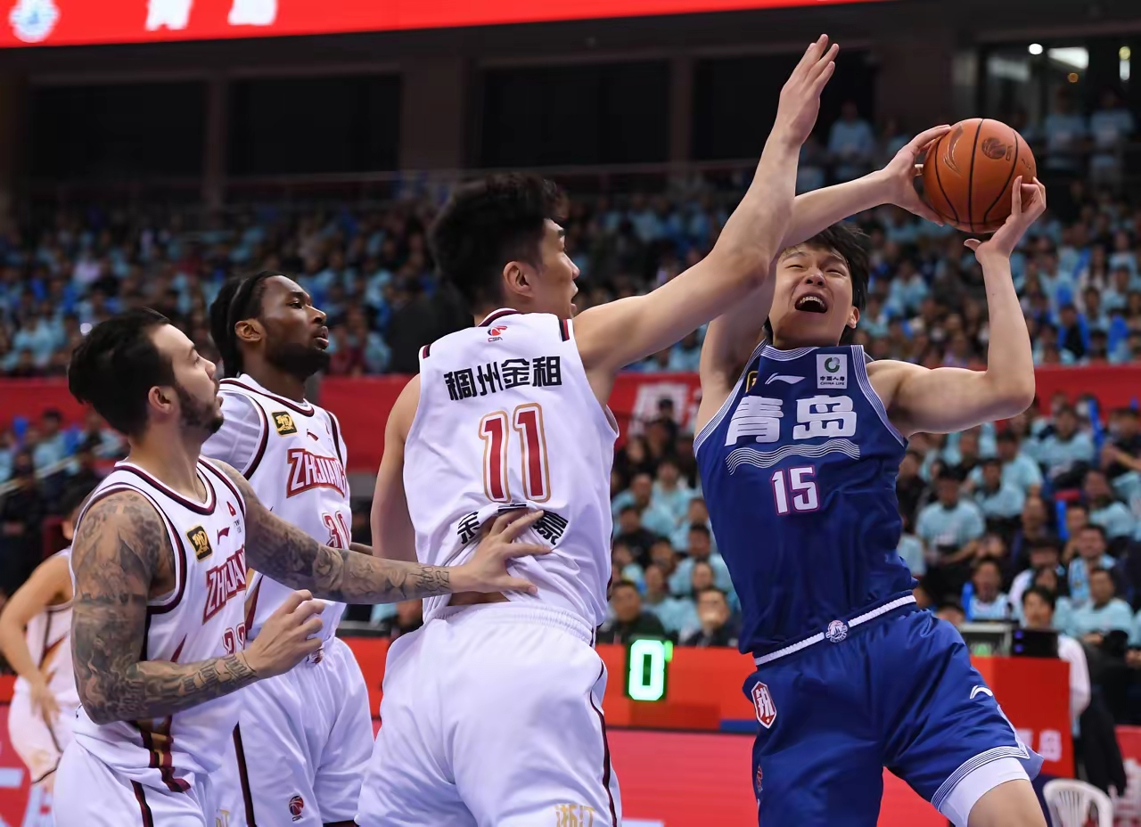 浙江队对阵马刺，戈贝尔统治全场